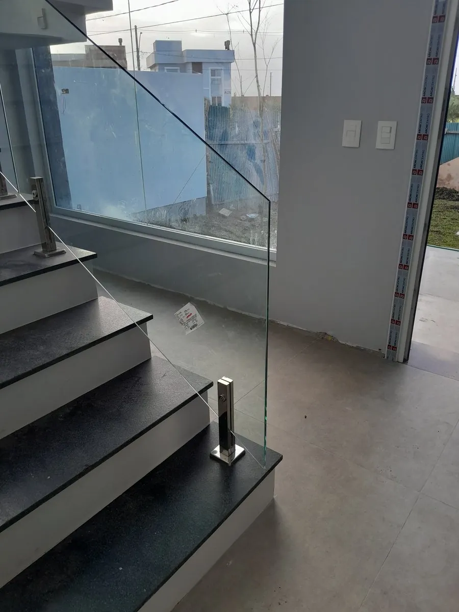Sacada envidraçada com vidro temperado pela PBS Aluminium em Pelotas-RS